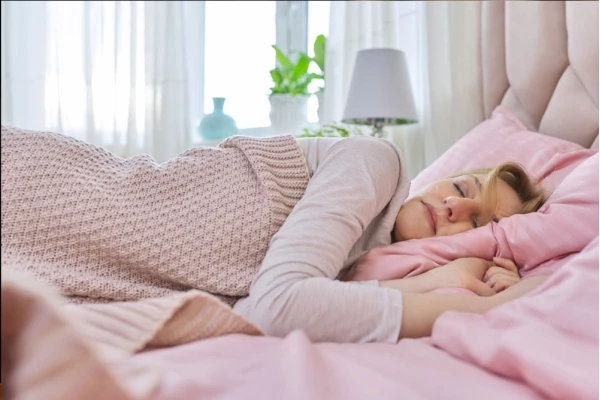 Czy menopauza wpływa na jakość snu? Sposoby na spokojniejsze noce po 45 roku życia