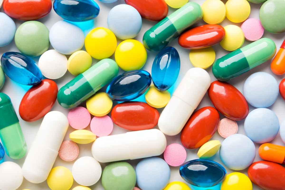 pigułki, tabletki i kapsułki w różnych kolorach