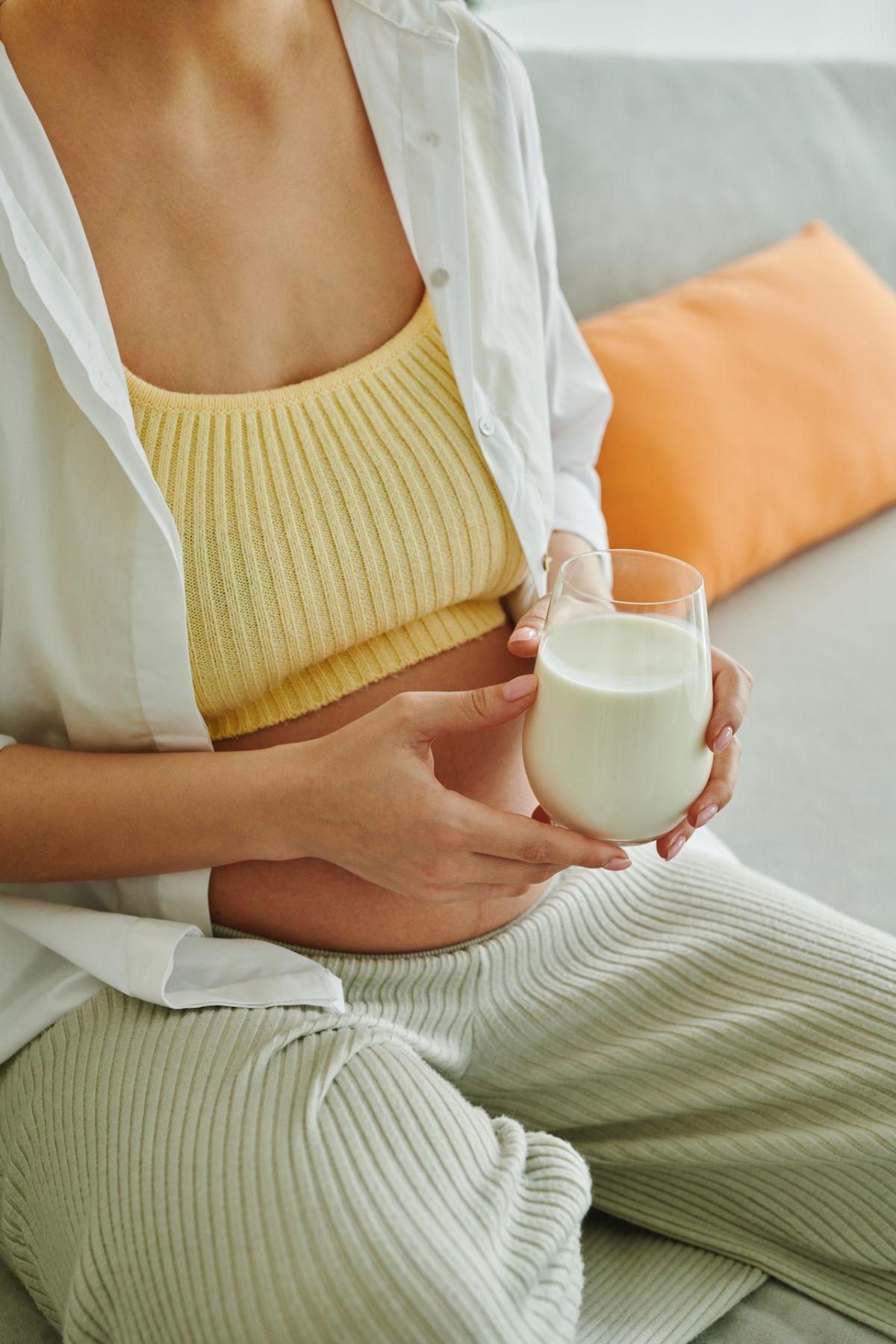 kobieta w ciąży stosująca suplement diety z dodatkiem laktoferyny