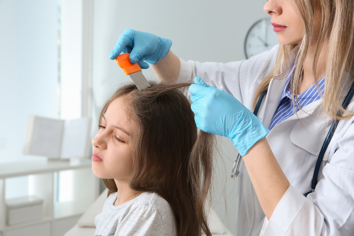 lekarka rozczesuje włosy dziewczynce