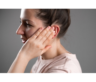 Jak odetkać ucho? Skuteczne sposoby na zatkane uszy